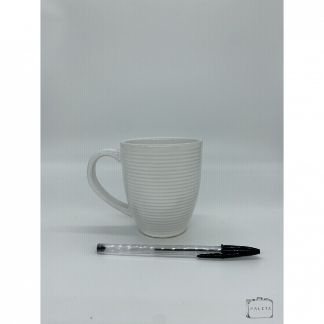 CANECA BRANCA COM TEXTURA DE LISTRAS