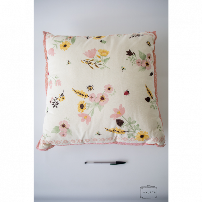 ALMOFADA OFF WHITE ESTAMPADA COM FLOR E JOANINHA 45X45 