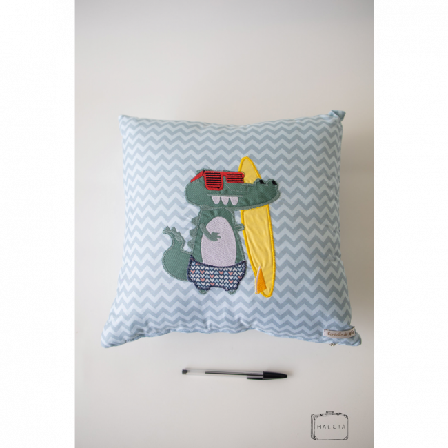 ALMOFADA INFANTIL VERDE CLARA JACARÉ SURFISTA 39X39 