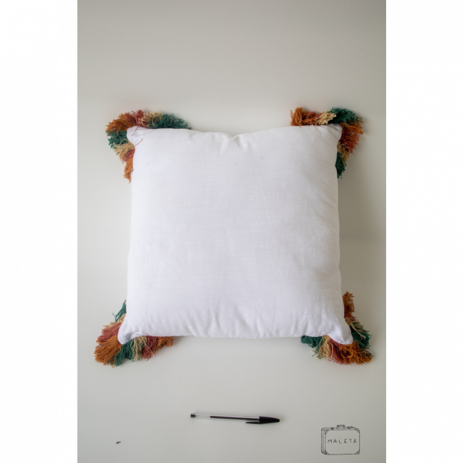 ALMOFADA BRANCA POMPOM PONTAS COLORIDAS - 45X45