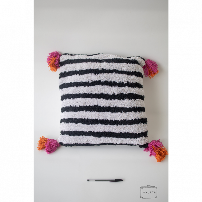 ALMOFADA LISTRADA PRETA E BRANCA POMPOM PONTAS ROSA E LARANJA - 45X45