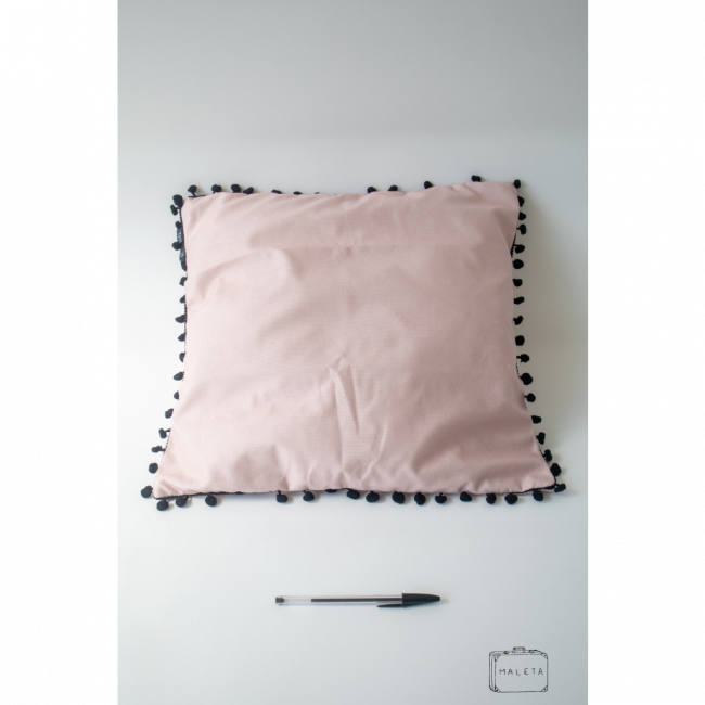 ALMOFADA SUEDE ROSA BOLINHAS PRETAS CONTORNANDO - 43X43