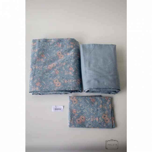 JOGO DE CAMA QUEEN AZUL CLARO FLORZINHAS ROSA - 04 PEÇAS