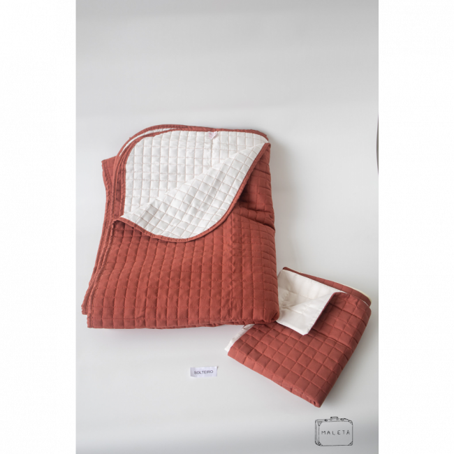 COBRE-LEITO QUEEN COM DUAS CAPAS DE TRAVESSEIRO TERRACOTA COM BRANCO - 03 PEÇAS