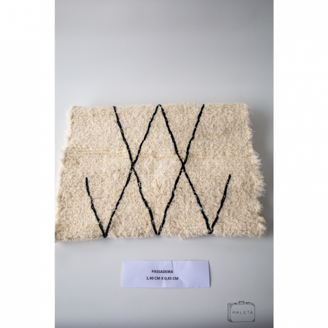 PASSADEIRA FELPUDA OFF WHITE DETALHES PRETOS - 1,40X0,45