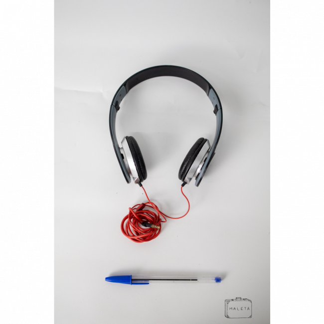 HEADPHONE COM FIO PRETO E PRATA