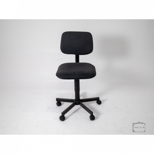 CADEIRA DE ESCRITÓRIO PRETA GIRATÓRIA COM RODINHA – L0,44XP0,46XA0,90