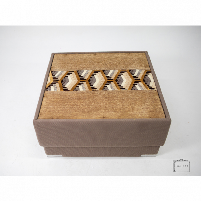 PUFF QUADRADO BEGE ESTAMPA TAPEÇARIA – A0,37XL0,77XP0,77