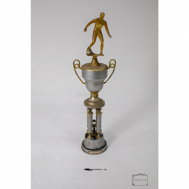 TROFÉU PRATA COM DOURADO JOGADOR DE FUTEBOL – A1,00