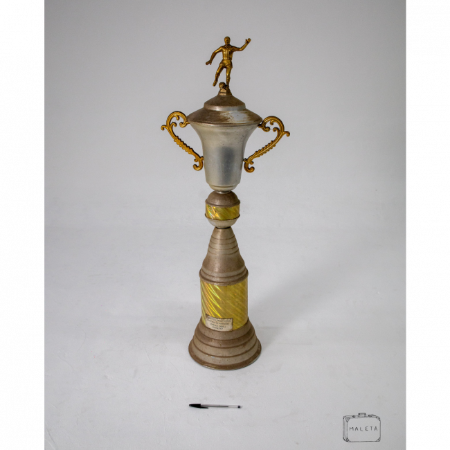 TROFÉU PRATA COM DETALHES DOURADO JOGADOR DE FUTEBOL – A1,00