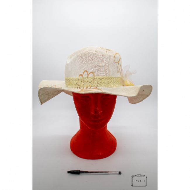 CHAPÉU OFF WHITE DESENHO FLOR