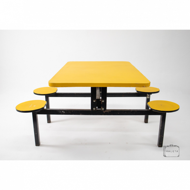 MESA QUADRADA 4 LUGARES COM BANCOS EMBUTIDOS L1,55XP1,20XA0,73
