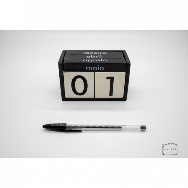 CALENDÁRIO DE MADEIRA PRETO