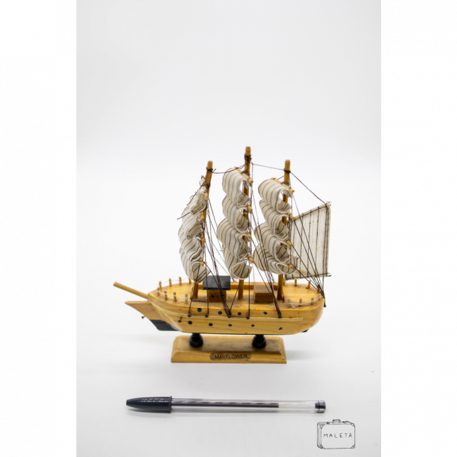 CARAVELA DE MADEIRA CLARA COM VELAS BRANCAS