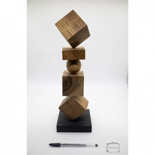 ESCULTURA DE CUBOS DE MADEIRA