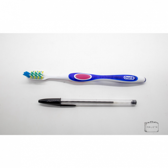 ESCOVA DE DENTE BRANCA COM ROSA E AZUL