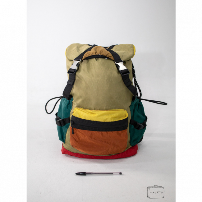 MOCHILA TACTEL VERDE COM DETALHES COLORIDOS (EUROPA)