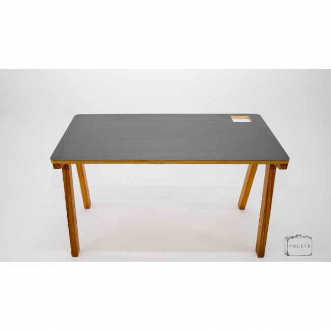 MESA BAIXA COM TAMPO PRETO - L0,90XP0,50XA0,51