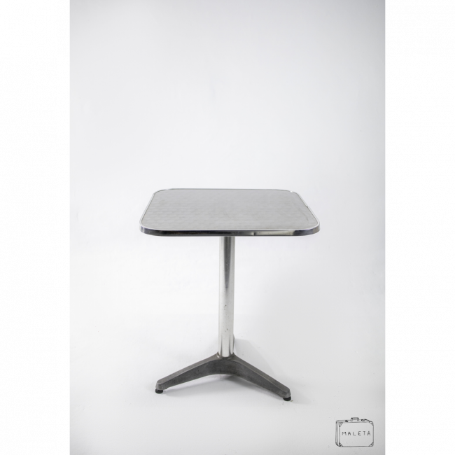 MESA QUADRADA DE ALUMÍNIO COM TRÊS PÉS