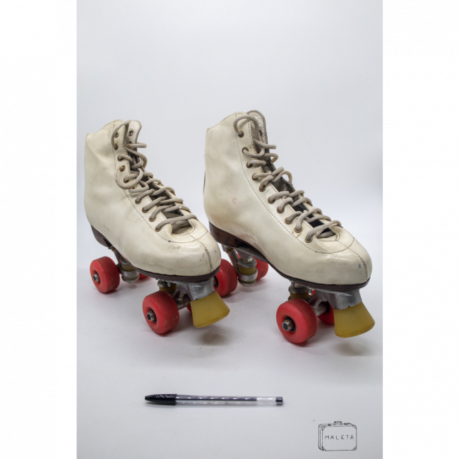PATINS VINTAGE BRANCO DETALHE VERMELHO E AMARELO