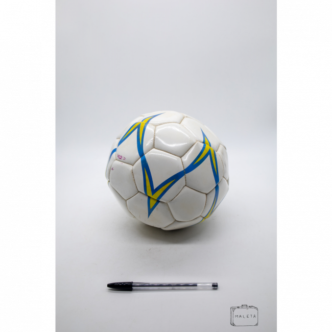 BOLA DE FUTEBOL BRANCA DETALHE AZUL E AMARELO