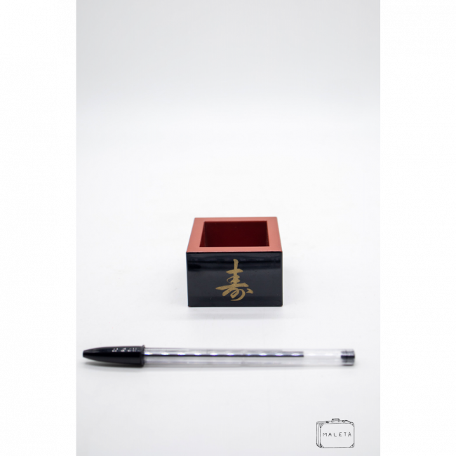 COPO QUADRADO JAPONÊS PARA SAKÊ PRETO INTERIOR VERMELHO - PEQUENO