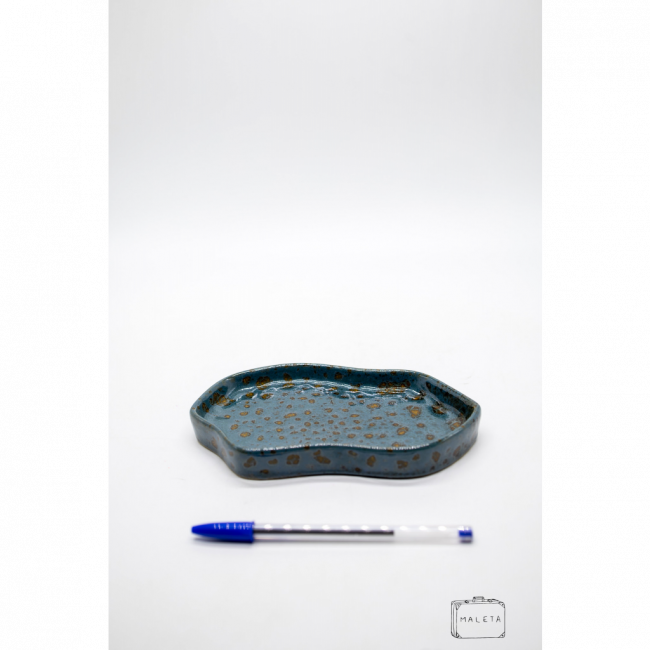 BANDEJA CERÂMICA AZUL DETALHES MARRONS ORGÂNICA – PEQUENO