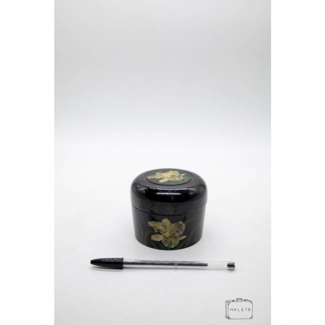 PORTA-JÓIA MADEIRA REDONDA PRETA FLOR BRANCA – PEQUENO