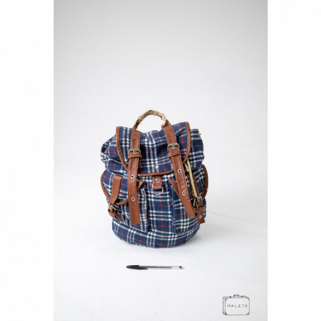 MOCHILA FEMININA XADREZ AZUL DETALHES MARROM