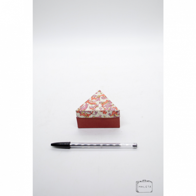 CAIXA PAPELÃO TRIANGULAR VERMELHA TAMPA ESTAMPADA