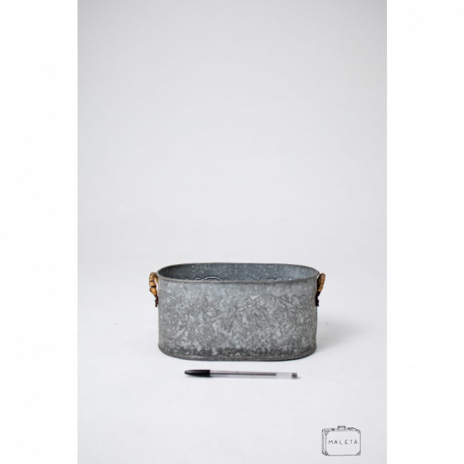 CACHEPÔ OVAL METAL PRATA TEXTURADO COM ALÇA DE CORDA