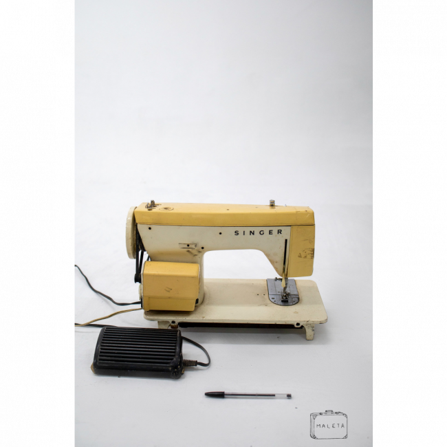 MÁQUINA DE COSTURA AMARELA SINGER COM PEDAL