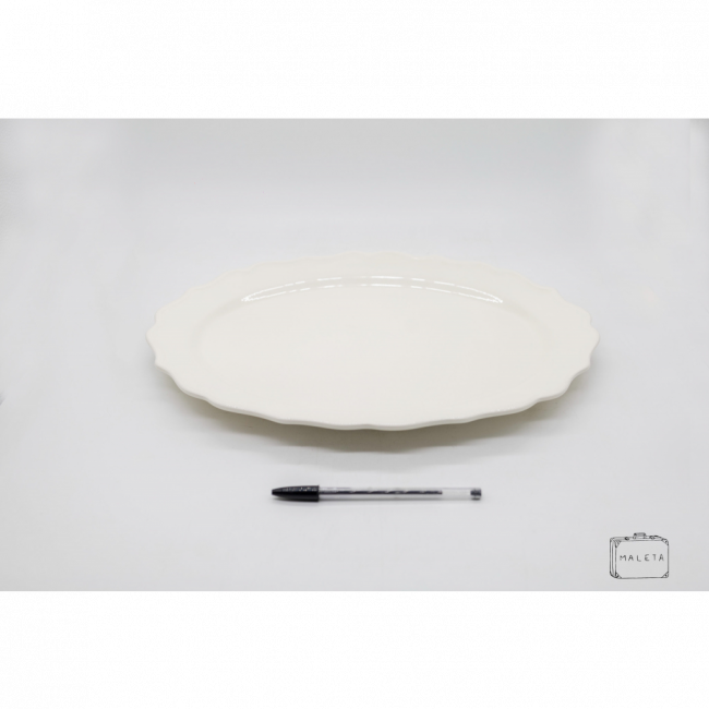 TRAVESSA OVAL DE CERÂMICA BRANCA COM BORDA ONDULADA