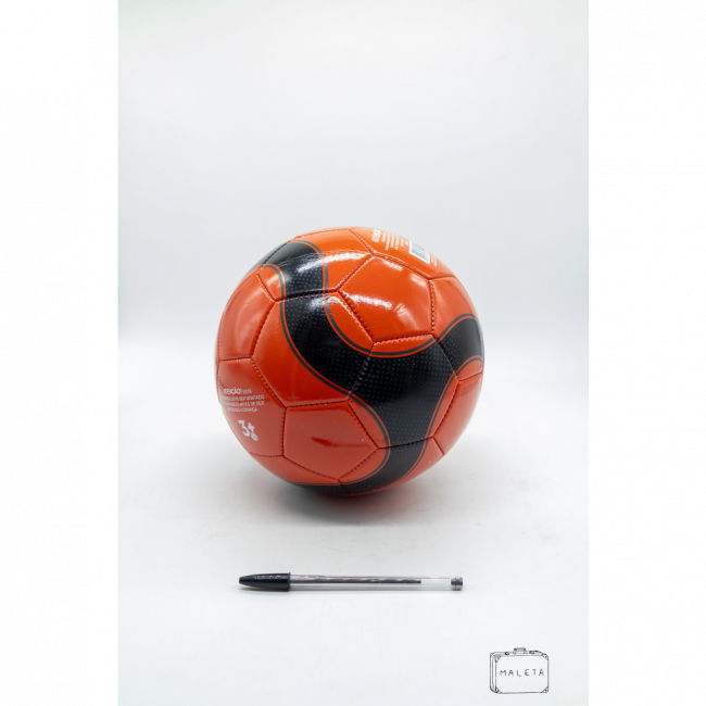 BOLA DE FUTEBOL VERMELHA COM DETALHE PRETO