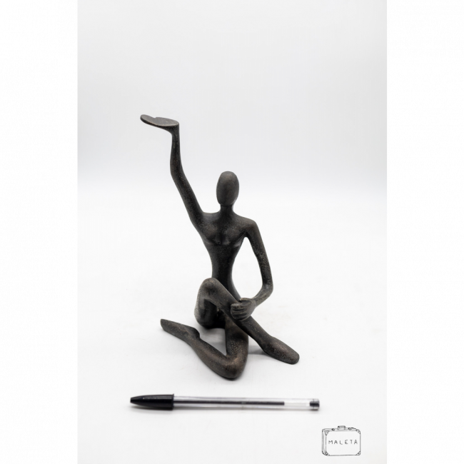 ESCULTURA MULHER SENTADA COM BRAÇO PARA CIMA CINZA