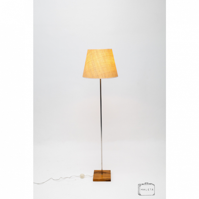 LUMINÁRIA DE PISO CROMADA PÉ QUADRADO MADEIRA - A1,50