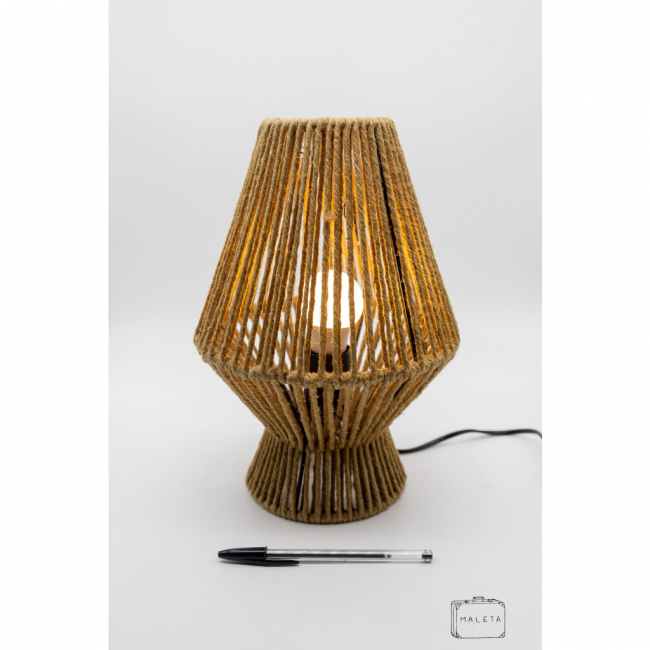 LUMINÁRIA DE MESA LOSANGO COM CORDA DE SISAL