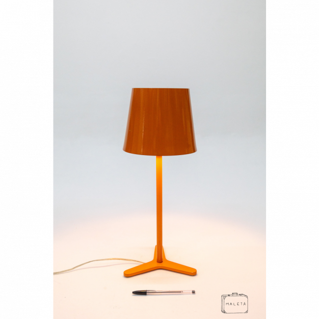 LUMINÁRIA DE MESA HASTEA LARANJA BASE TRÊS PÉS