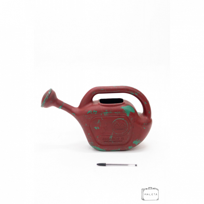 REGADOR DE PLÁSTICO VERMELHO (MANCHAS VERDES) COM CHUVEIRINHO - MÉDIO