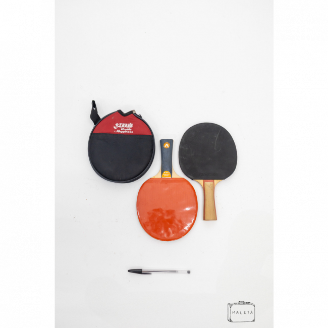 KIT COM 02 RAQUETES DE TÊNIS DE MESA (PRETA E VERMELHA) COM CASE