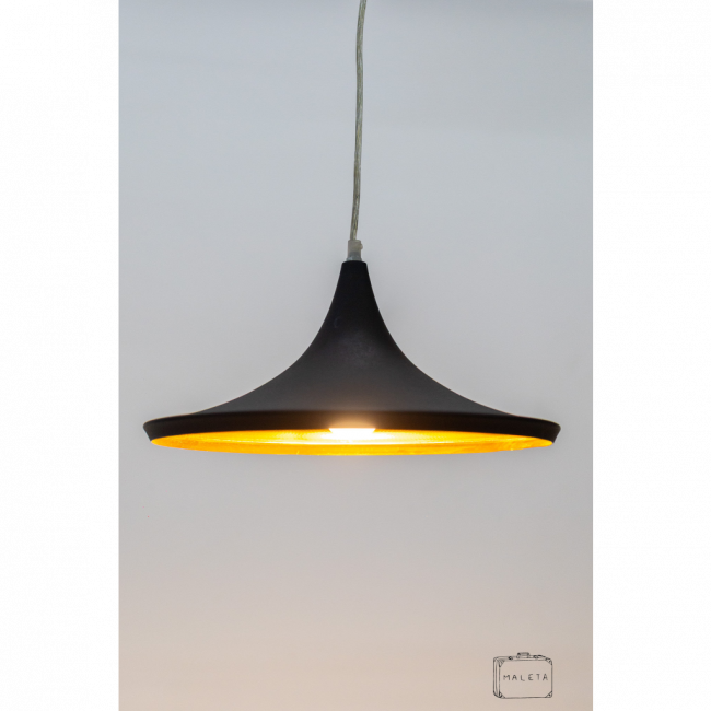 LUMINÁRIA PENDENTE CHAPÉU FRANCÊS PRETA INTERIOR DOURADO MARTELADO - D0,36