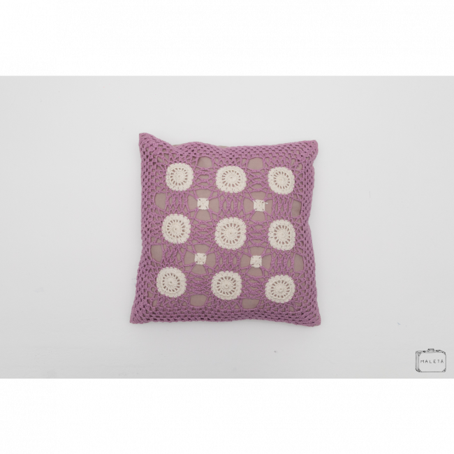 ALMOFADA CROCHÊ ROXO COM DETALHE BRANCO - 40X40