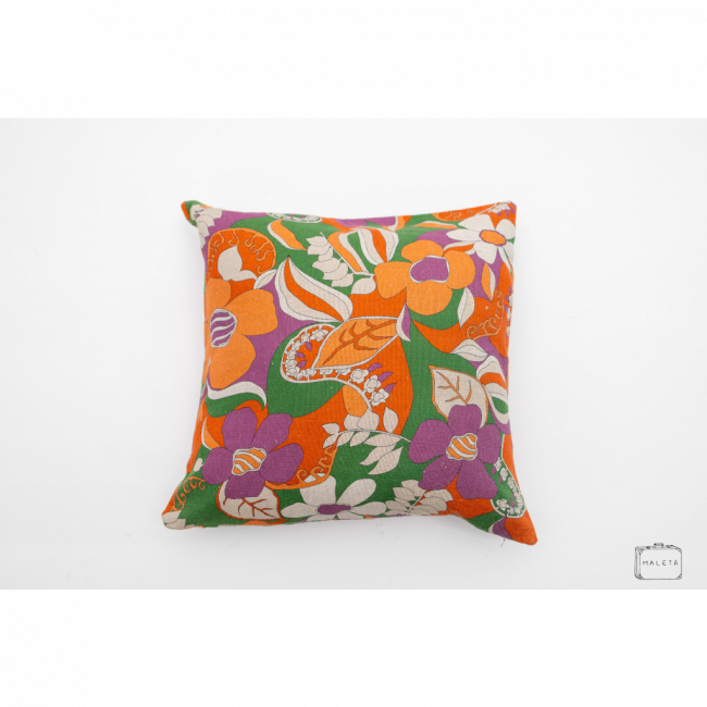 ALMOFADA COM ESTAPA DE FLORES VERDE/LARANJA/ROXA - 50X50