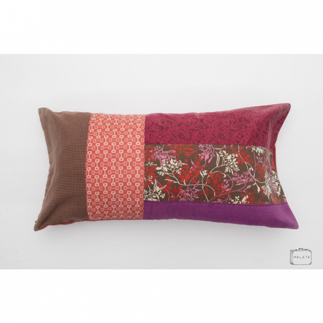 ALMOFADA COM ESTAMPAS ROSAS E ROXAS - 50X30