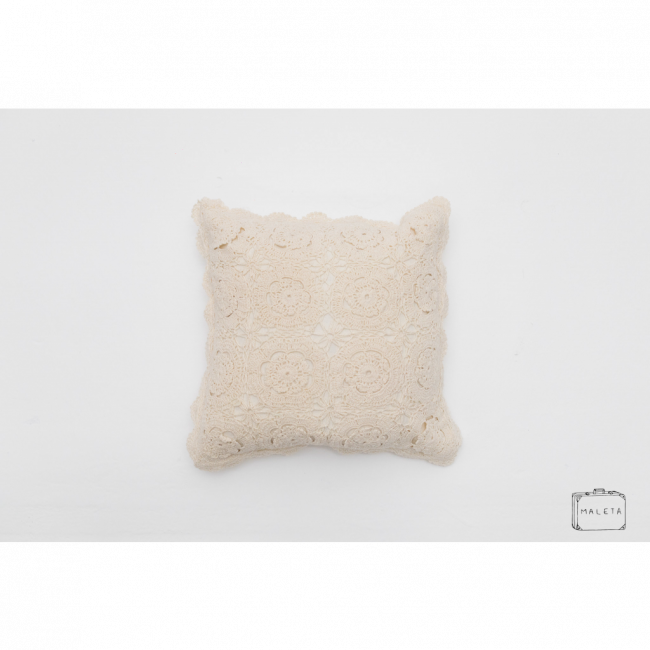 ALMOFADA CREME CROCHÊ FLORZINHAS - 39x39