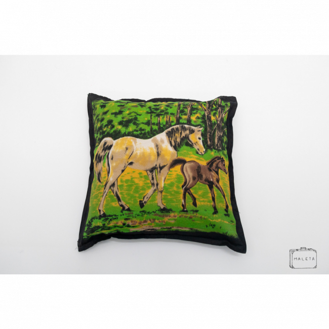 ALMOFADA ESTAMPA CAVALOS MARROM - 60X60
