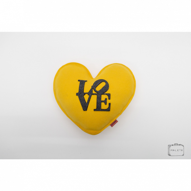 ALMOFADA CORAÇÃO AMARELO \'LOVE\' - 30X28