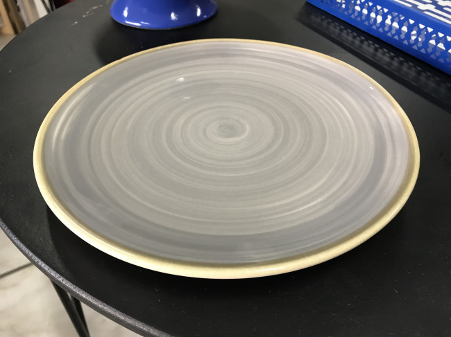 PRATO BAIXO REDONDO EM CERAMICA CINZA BRANCO MESCLADO COM BORDA BEGE M