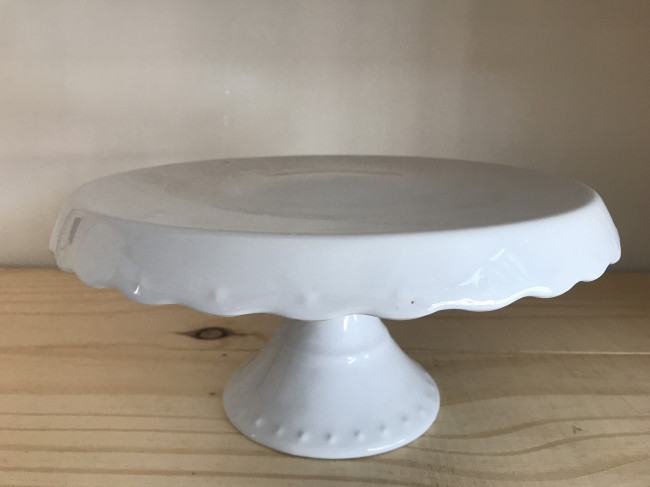 BOLEIRA REDONDA COM PE CERAMICA BRANCO E BORDA BABADO M