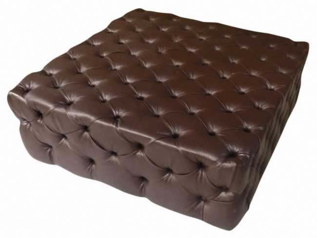 PUFF MILÃO CAPTONÊ, QUADRADO, REVESTIDO COM ESPUMA E COURO SINTÉTICO. 1M X1M - COM PÉS DE ALUMINIO